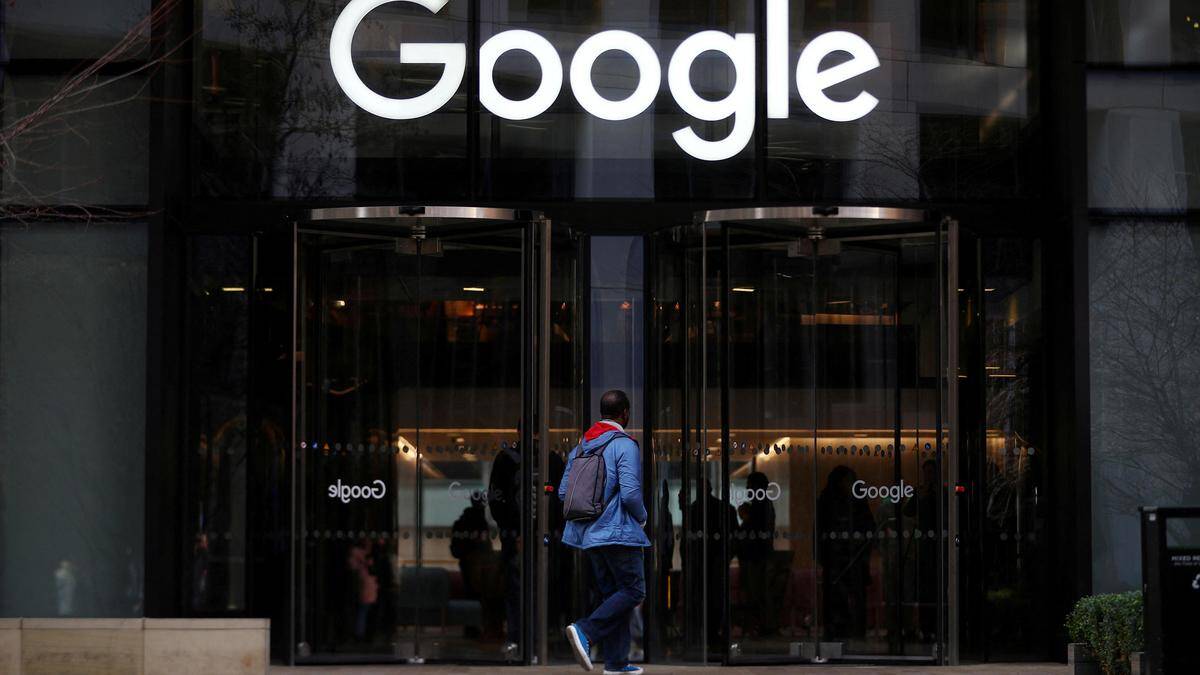 Человек у входа в офис Google с рюкзаком