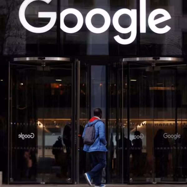 Человек у входа в офис Google с рюкзаком