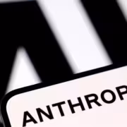 Плашка с текстом ANTHROPIC на фоне клавиатуры