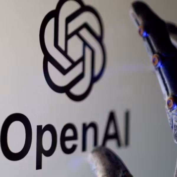 Рука в руке с роботизированными пальцами возле логотипа OpenAI