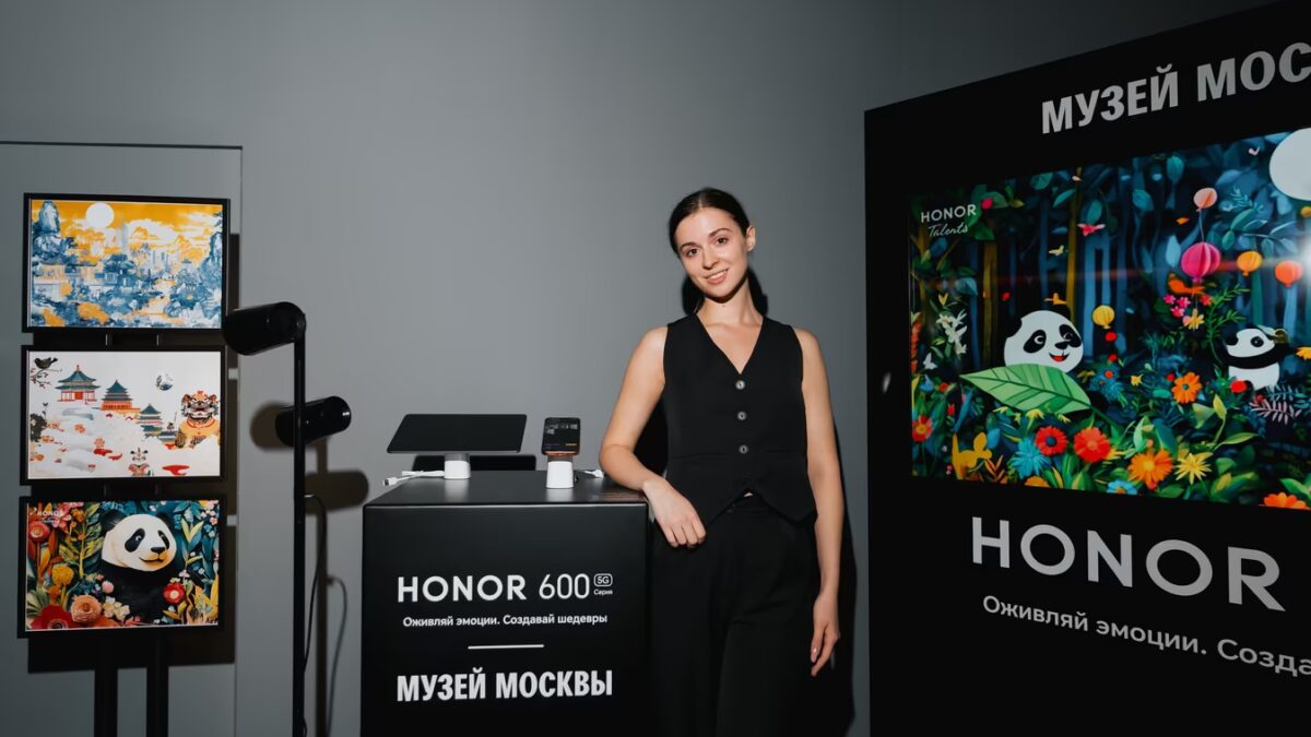 женщина в чёрном наряде возле стенда HONOR 600 и 600 Pro