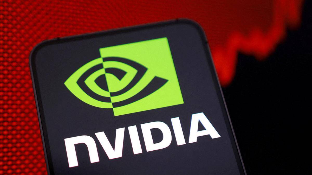 Логотип Nvidia на смартфоне с черным и зеленым дизайном