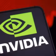 Логотип Nvidia на смартфоне с черным и зеленым дизайном