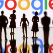 миниатюрные фигуры людей перед логотипом Google