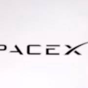 Логотип SpaceX и профиль человека на белом фоне