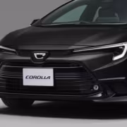 Передняя часть черной Toyota Corolla выпуск 2023 года