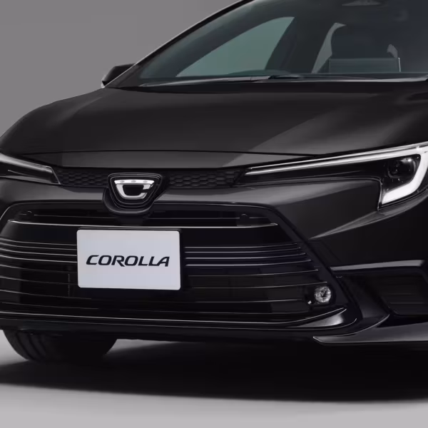 Передняя часть черной Toyota Corolla выпуск 2023 года