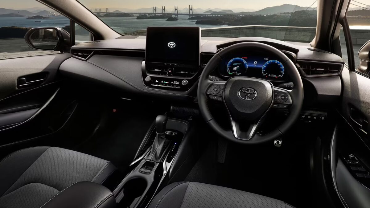 Интерьер новой юбилейной Toyota Corolla с 5-педальной системой