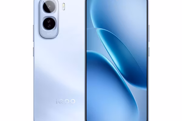 Серебристый iQOO Z11 спереди и сзади
