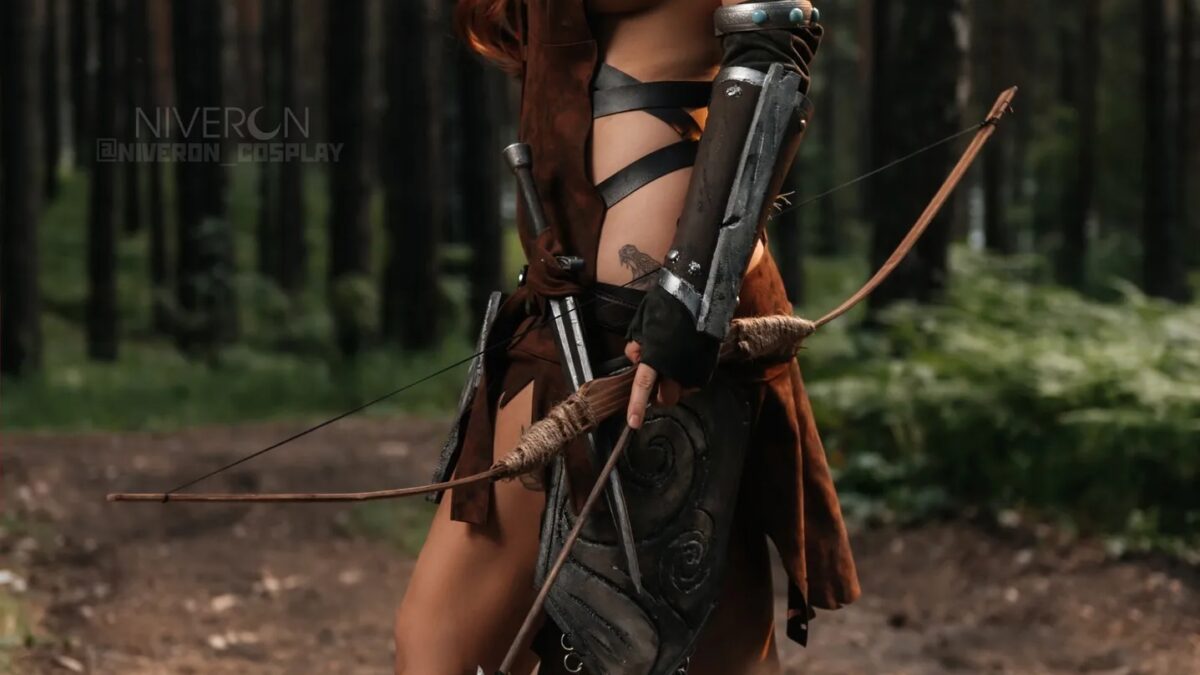 Эйла охотница из Skyrim держит лук лесной округи