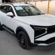 Белый кроссовер Лада Азимут в автосалоне