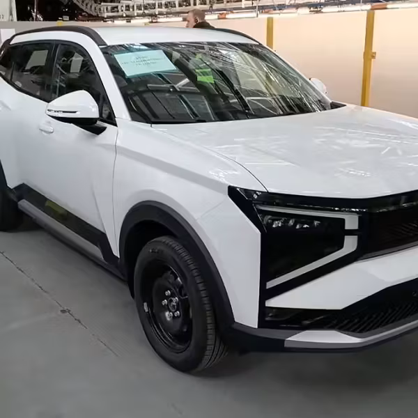 Белый кроссовер Лада Азимут в автосалоне