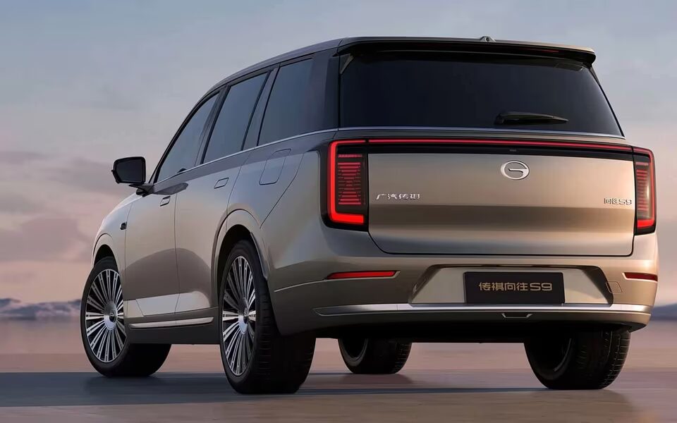 Задняя часть GAC S9 серебристого цвета