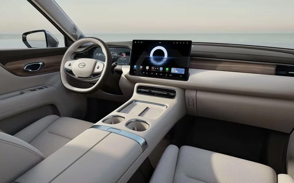 Интерьер автомобиля GAC S9 с большим дисплеем и двумя подстаканниками