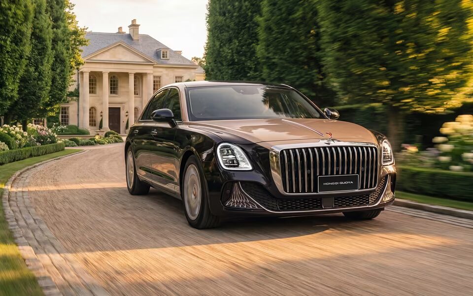 Роскошный автомобиль Hongqi Guoya на дороге перед особняком