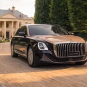 Роскошный автомобиль Hongqi Guoya на дороге перед особняком
