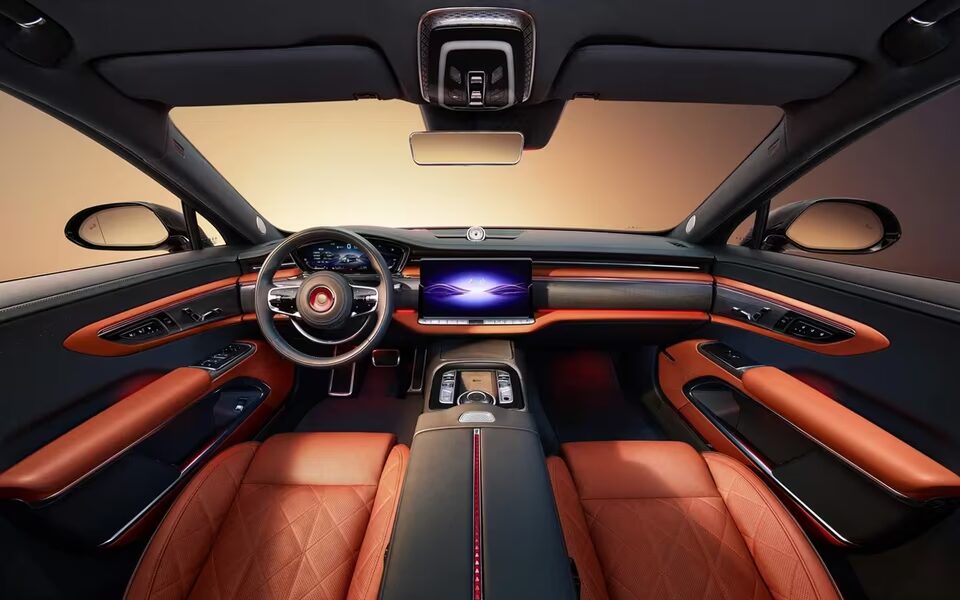 Интерьер роскошного автомобиля Hongqi Guoya салон приборная панель