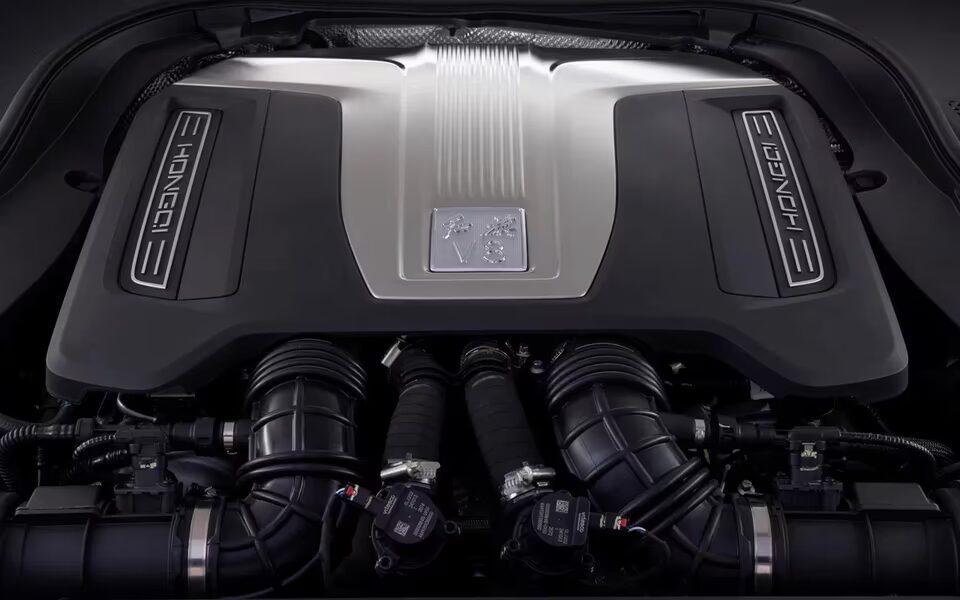 Двигатель V6 и V8 Hongqi Guoya скрытый под декоративной крышкой