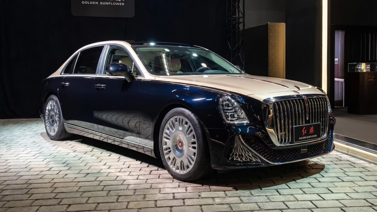 Hongqi начала продажи седана Guoya в России от 27,7 млн рублей