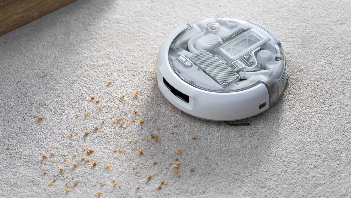 Робот-пылесос DJI Romo 2 собирает пыль и грязь