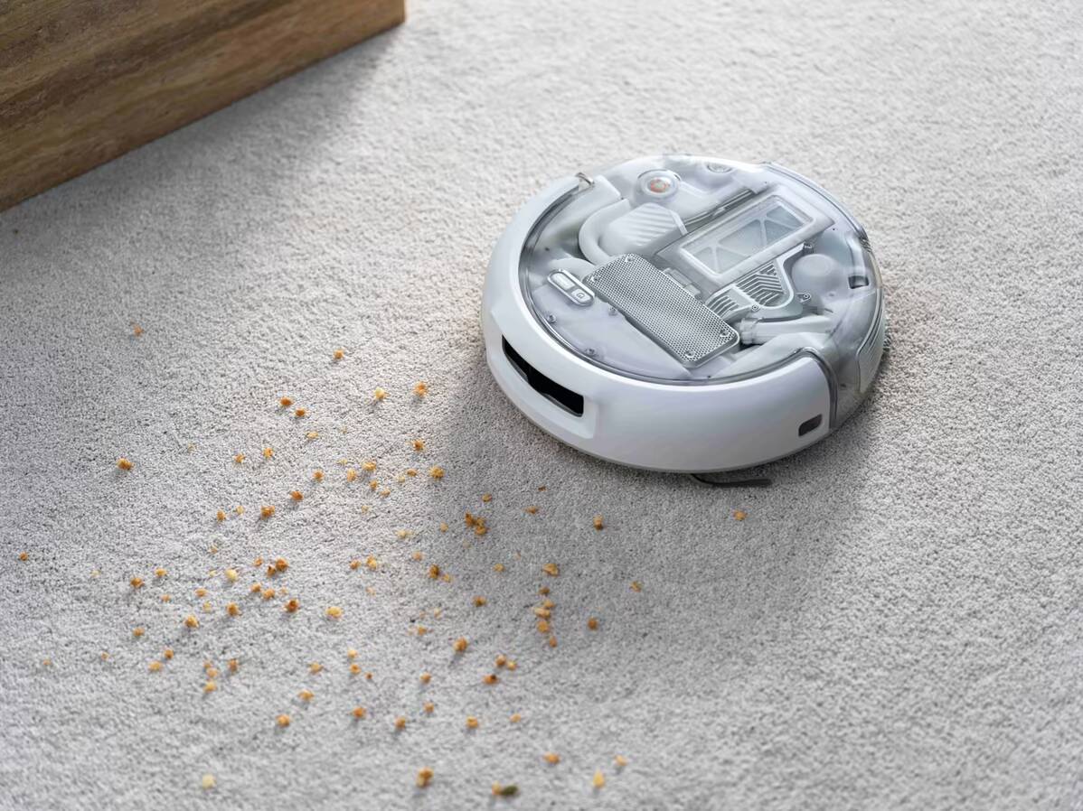 Робот-пылесос DJI Romo 2 собирает пыль и грязь