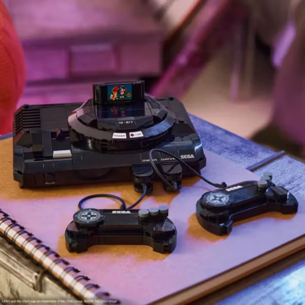 консоль Sega Mega Drive/Genesis с джойстиками и картриджем