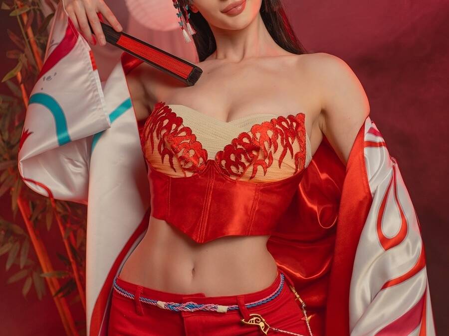 Модель в красном костюме журнала Fatal Fury