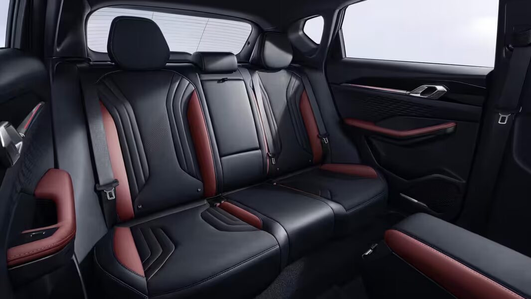 Задний ряд сидений Geely Coolray с чёрной обивкой и красными вставками