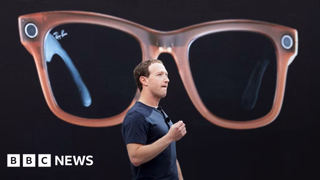 человек держит в руке очки Ray-Ban Meta крупная модель на фоне