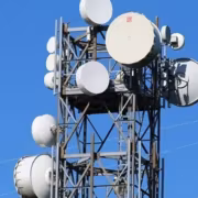 Башня связи Huawei 5G-A с антеннами черного цвета