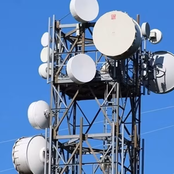 Башня связи Huawei 5G-A с антеннами черного цвета