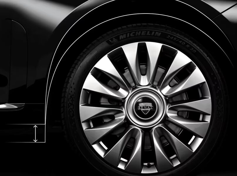 Колесо автомобиля с логотипом Сенат 900 и шинами Michelin