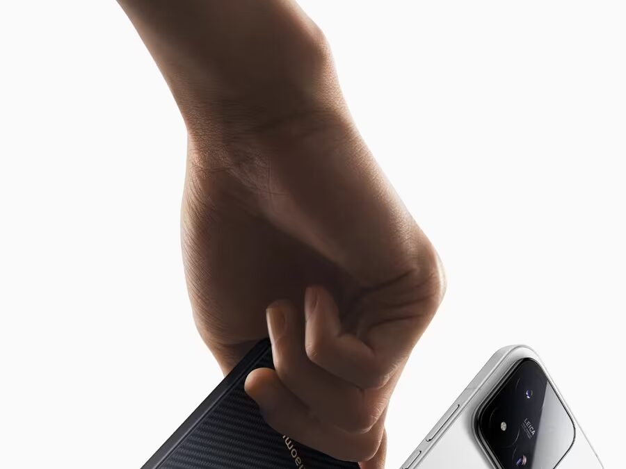 Человек держит смартфон Xiaomi 17 Max