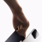 Человек держит смартфон Xiaomi 17 Max