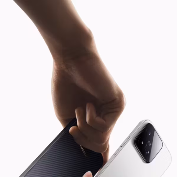 Человек держит смартфон Xiaomi 17 Max