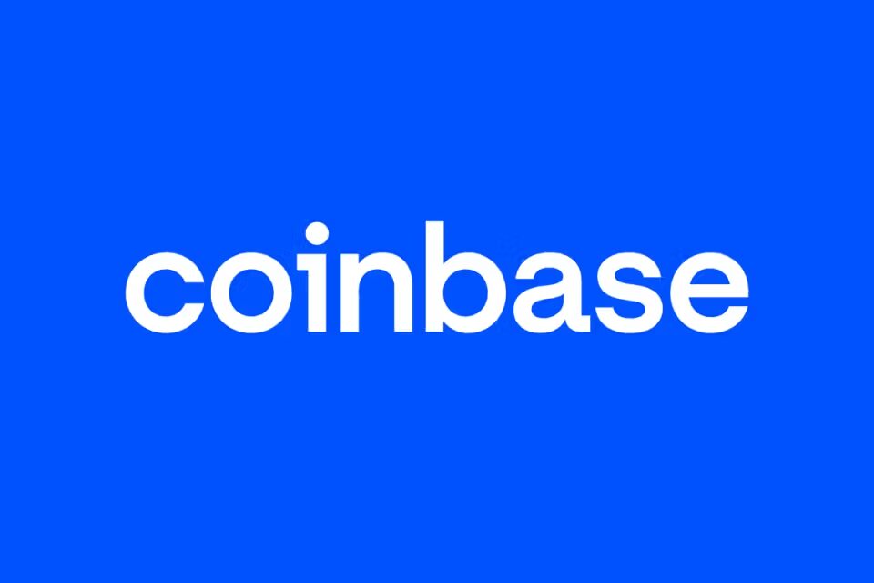 Логотип Coinbase на синем фоне с белым шрифтом