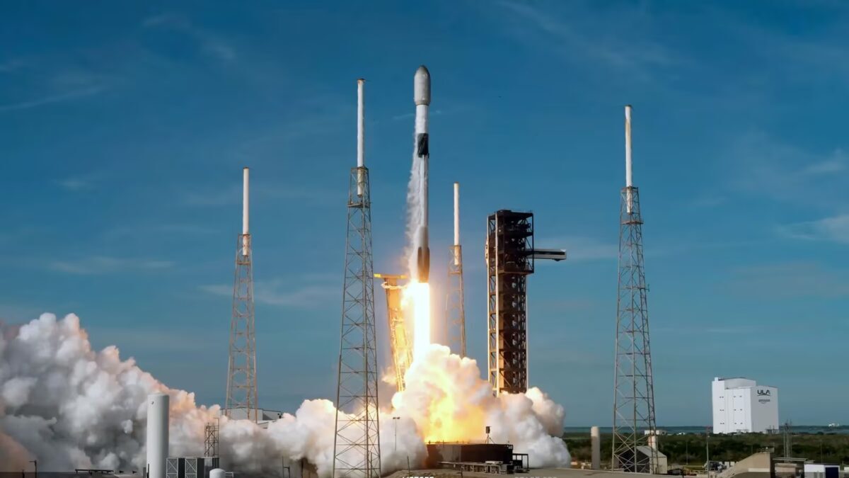 Запуск ракеты SpaceX со спутниками Starlink в небе