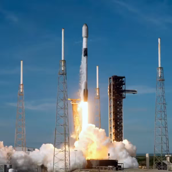 Запуск ракеты SpaceX со спутниками Starlink в небе