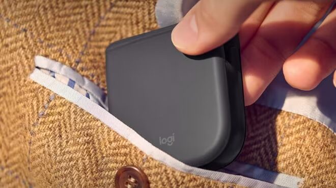 Складная мышь Logitech без колёсика в руке человека