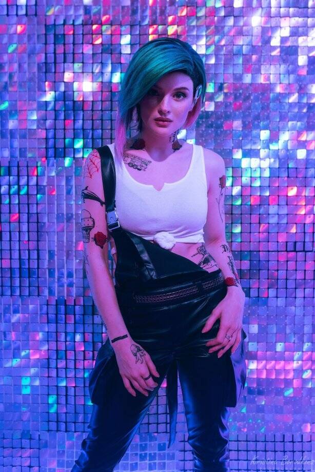 Татуировки и разноцветные волосы модель в стиле косплея Cyberpunk