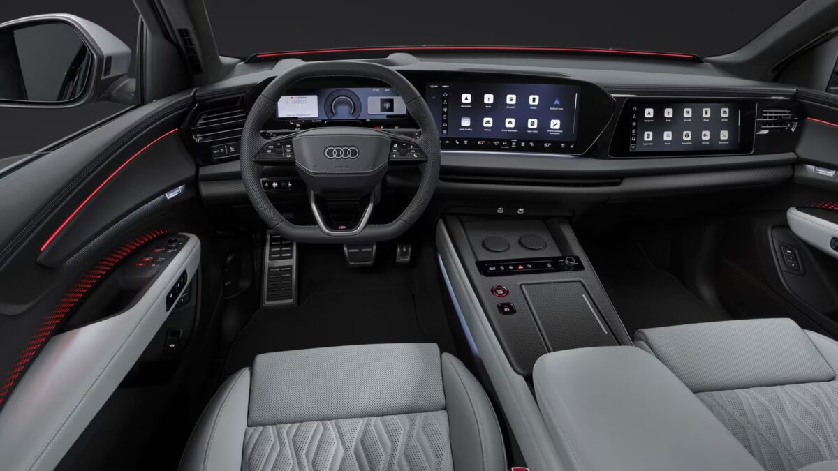 Интерьер салона Audi Q9 с четырьмя дисплеями