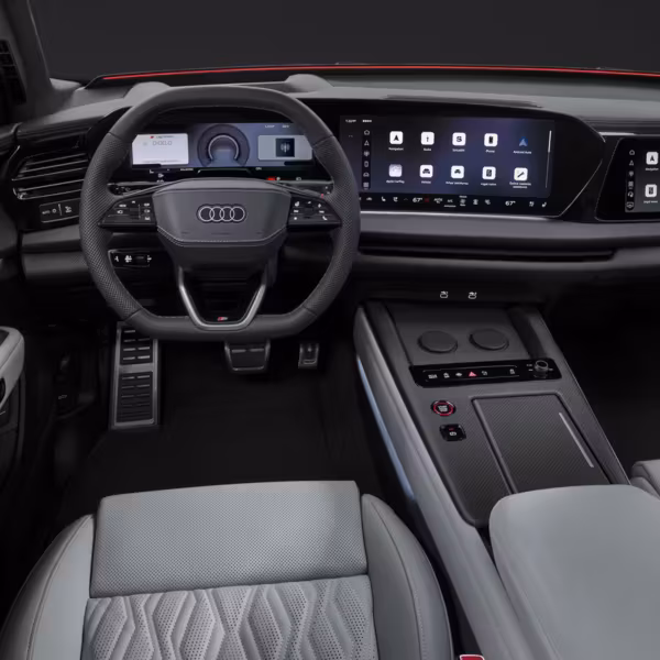 Интерьер салона Audi Q9 с четырьмя дисплеями