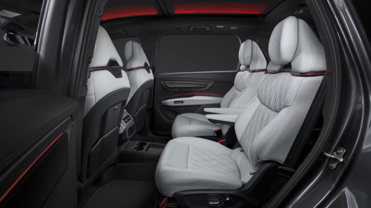 Современный интерьер салона Audi Q9 с белыми сиденьями