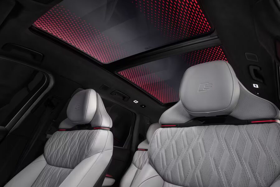 интерьер люксового автомобиля Audi Q9 с панорамной крышей