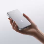 Рука держит серый смартфон Xiaomi Power Bank 10000 мАч