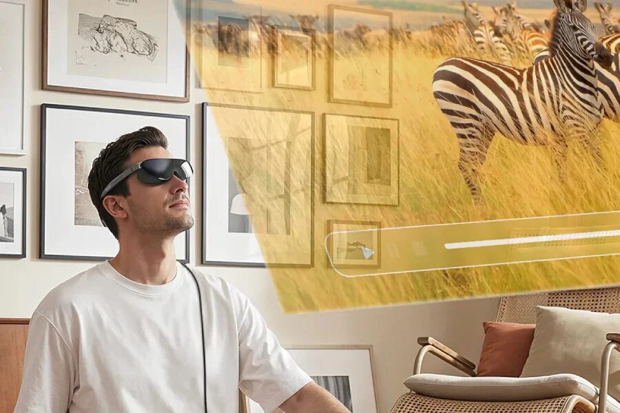 Мужчина в умных очках Acer и VR-очки в интерьере