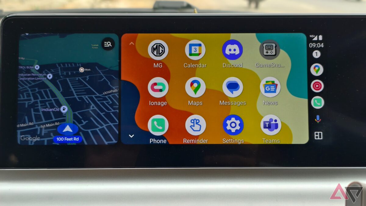 Экран автомобиля Android Auto с приложениями и картой