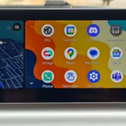 Экран автомобиля Android Auto с приложениями и картой