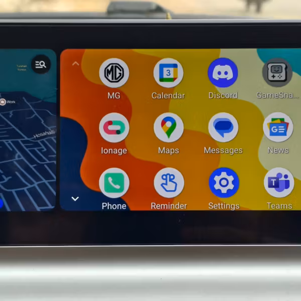 Экран автомобиля Android Auto с приложениями и картой