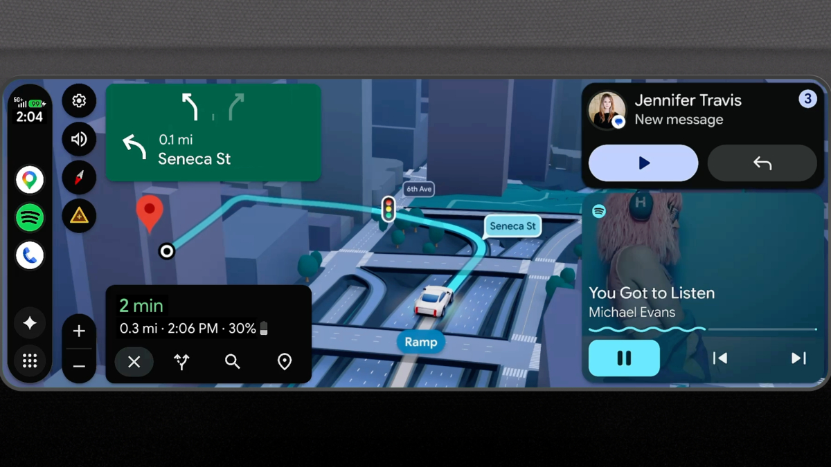 Экран в автомобиле Google Android Auto с навигацией и уведомлениями